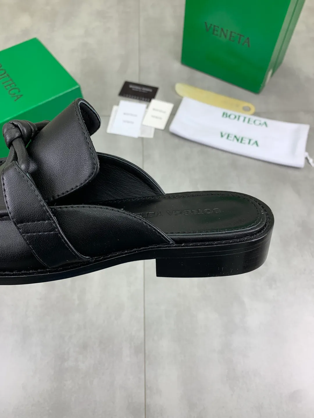 Men's shoes 💰P800 [New model] (genuine leather outsole) water-dyed cow lining 💰High-quality business couple half-slip leather shoes 💎💎💎 BOTTEGA VENETA official website synchronizes the latest top version of BV in the market, accepts material comparison, shoe type comparison, process comparison, practical and textured, versatile and suitable for any occasion, the more you look at it, the more flavorful it becomes. Purely hand-knitted craftsmanship - Upper material, calfskin imported from Italy 🇮🇹 - High-quality water-dyed cowhide lining - Original private model customized leather outsole -Size: Female 35-39 (40 ordered) Male 39-44 (38 45 can be customized) Color: Multiple colors available